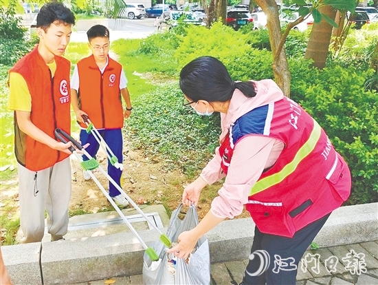 圭峰會城凝聚社會各方力量，參與人居環(huán)境集中整治攻堅行動，共建美麗家園。