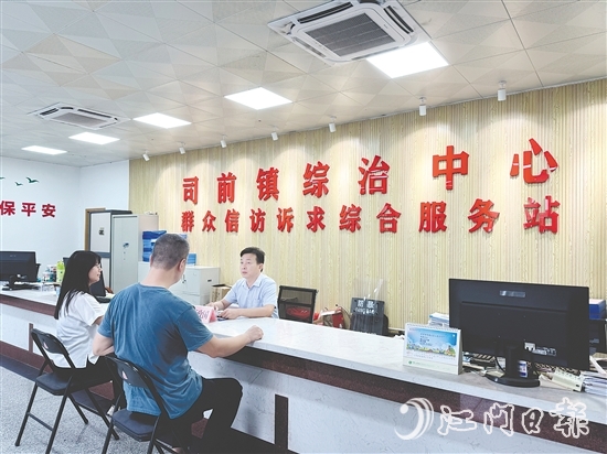 石政國(guó)在司前鎮(zhèn)綜治中心接訪群眾。