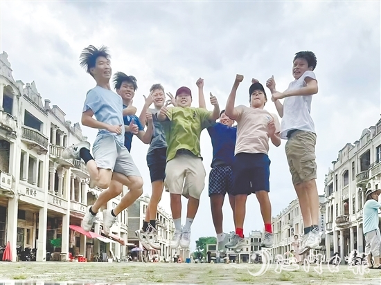 華裔青少年在端芬鎮(zhèn)梅家大院開心地合影留念。