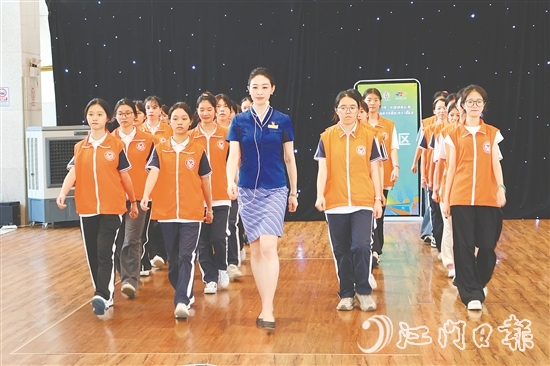 為確保服務(wù)質(zhì)量，全體志愿者參與崗前培訓(xùn)，涵蓋排球賽事通識(shí)、基本禮儀、崗位操作規(guī)范及場(chǎng)地動(dòng)線熟悉。