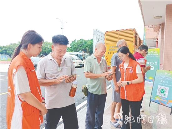 志愿者在賽場(chǎng)入口引導(dǎo)觀眾入場(chǎng)，耐心解答疑問(wèn)。