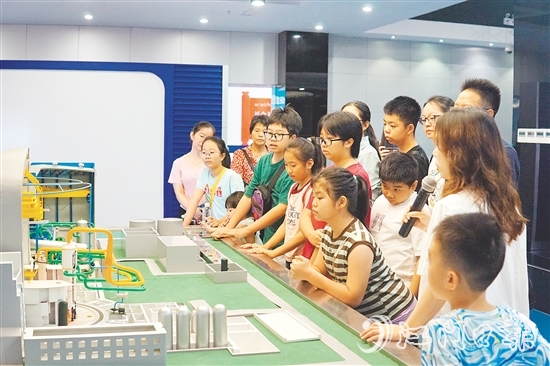 在核電科普展廳，核電站模型、互動裝置和圖文展板吸引了大家的目光。