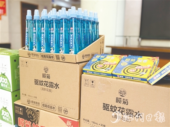 臺(tái)山市總工會(huì)為堅(jiān)守崗位的職工送去防蚊防暑物資。