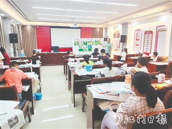 公益學(xué)堂為孩子們開設(shè)繪畫課程。