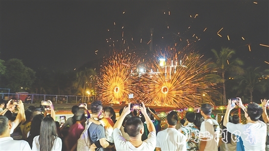 下川島夏季嘉年華以“美食+娛樂(lè)+文化”為核心，每周三、五、六、日推出不同主題的活動(dòng)。