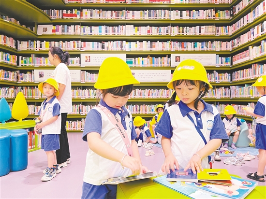 如今，“無負(fù)今日”書房遍布城鄉(xiāng)，成為江門的時(shí)尚閱讀空間。