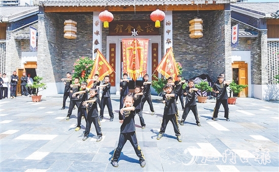 參演者一招一式如行云流水，生動展現(xiàn)詠春拳的剛柔并濟與靈活多變。