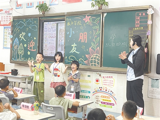 課堂上，教師通過簡單易懂的講解和互動環(huán)節(jié)，幫助小朋友們快速融入小學校園生活。
