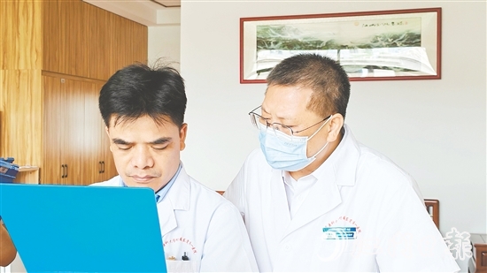 黎達(dá)楚（左）