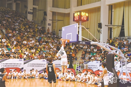 籃球明星與青少年球員上演精彩對(duì)決，贏得全場(chǎng)觀眾的陣陣喝彩。