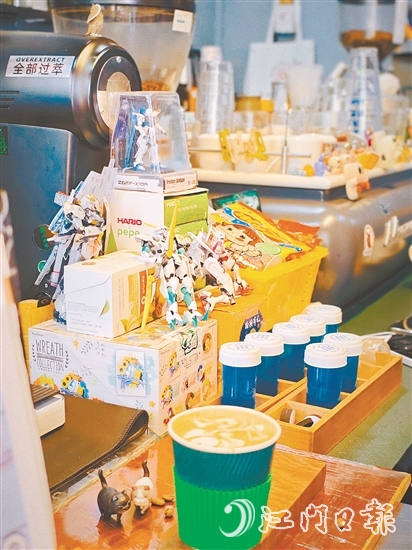 “源石珈啡”店內(nèi)擺放了客人珍藏的手辦，咖啡香里藏著童心與回憶。