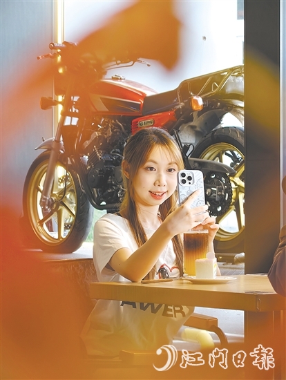 不少機(jī)車愛好者在“MORKE摩可咖啡”與經(jīng)典機(jī)車合影。