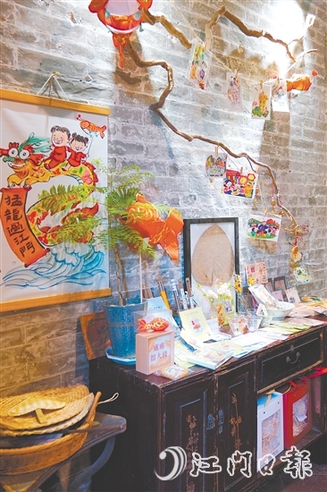 “黃家巷9號(hào)咖啡”店內(nèi)展示了各種五邑文創(chuàng)產(chǎn)品。