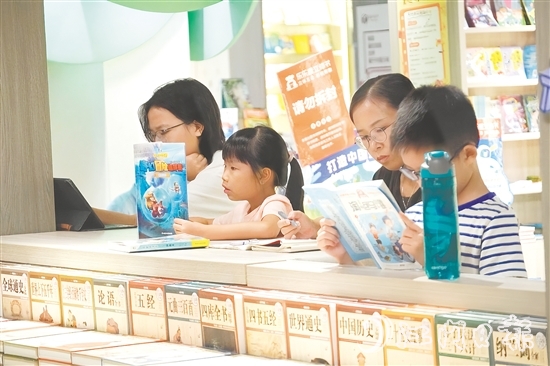 在開(kāi)平購(gòu)書(shū)中心，市民參與多項(xiàng)線下活動(dòng)。