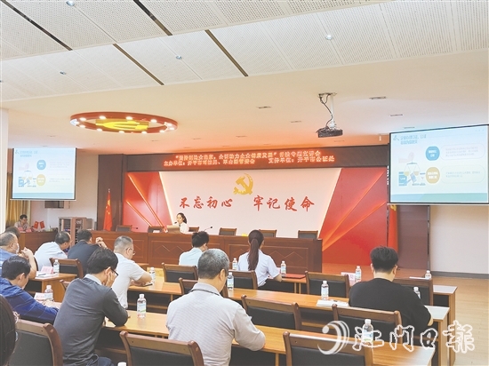 開平市公證處工作人員到翠山湖產(chǎn)業(yè)園開展普法宣傳。