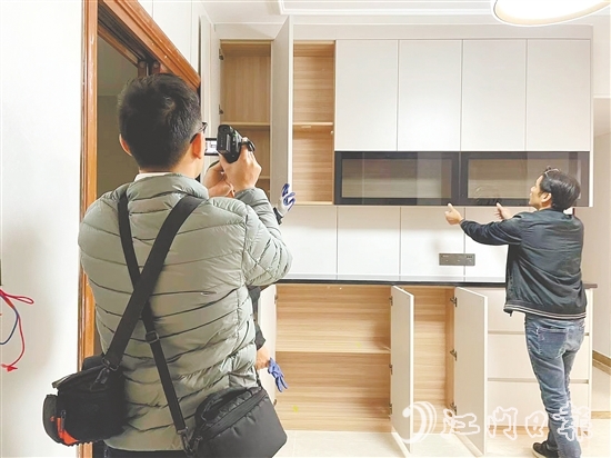 公證處工作人員為某個體戶提供證據(jù)保全公證服務(wù)。