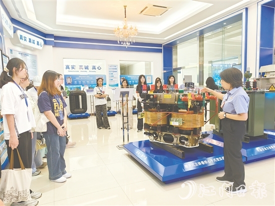 在海鴻電氣有限公司負(fù)責(zé)人的講解下，大學(xué)生對(duì)企業(yè)運(yùn)營(yíng)和管理有了更清晰的認(rèn)識(shí)。