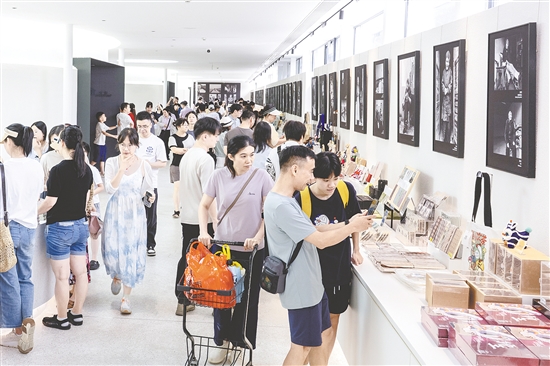 位于開平市塘口鎮(zhèn)的先鋒天下糧倉書店游人如織。