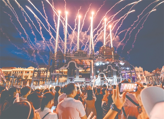 暑假期間，赤坎華僑古鎮(zhèn)推出夏日焰火音樂會，為游客帶來更豐富的游玩體驗。