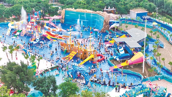 江海區(qū)長廊生態(tài)園水上樂園游客眾多，“熱度”十足。景區(qū)供圖