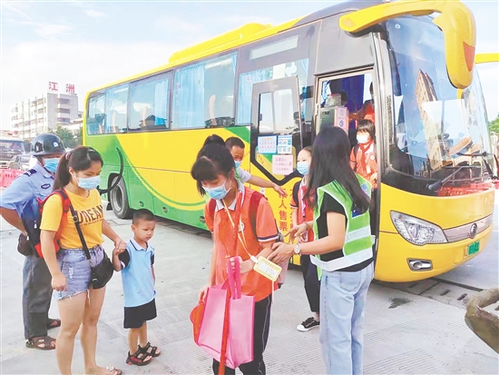 學(xué)生有序走下“定制公交”。