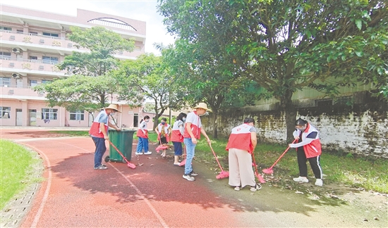 黨員教師清理垃圾。