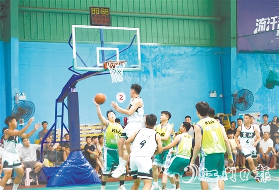 賽場(chǎng)上，球員們揮灑汗水、奮力拼搏。