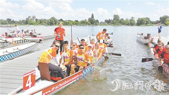 泓達(dá)堂帶著“陳皮+龍舟”這一獨(dú)特的文化IP，在多個(gè)國際賽場劈波斬浪。