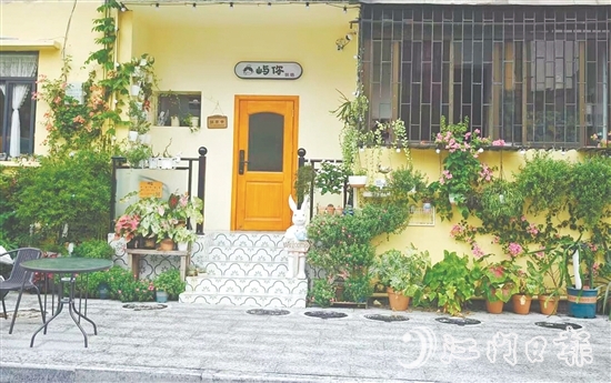 平湖路小區(qū)改造后，陸續(xù)引入咖啡店、烘焙店等新興業(yè)態(tài)。