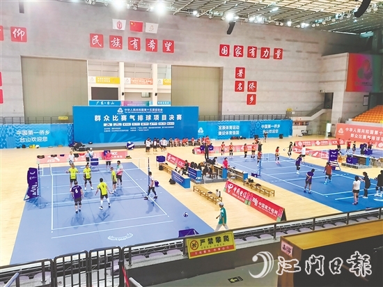 參加十五運(yùn)會(huì)群眾比賽氣排球項(xiàng)目的各支代表隊(duì)分批次熟悉賽場(chǎng)。