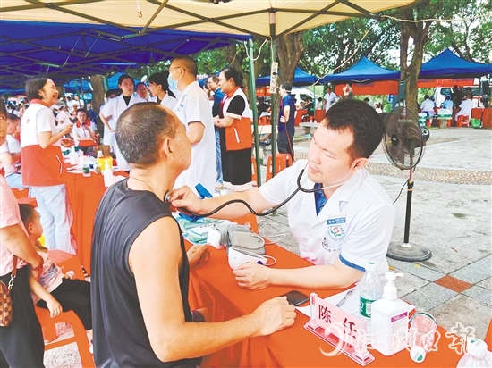 專家為市民提供專業(yè)暖心的健康服務(wù)，全天共惠及群眾800余人次。