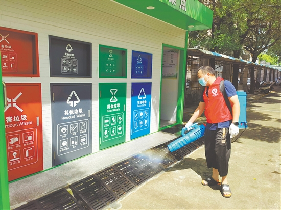 工作人員對校園及周邊蚊蟲易孳生場所進(jìn)行全面消殺。