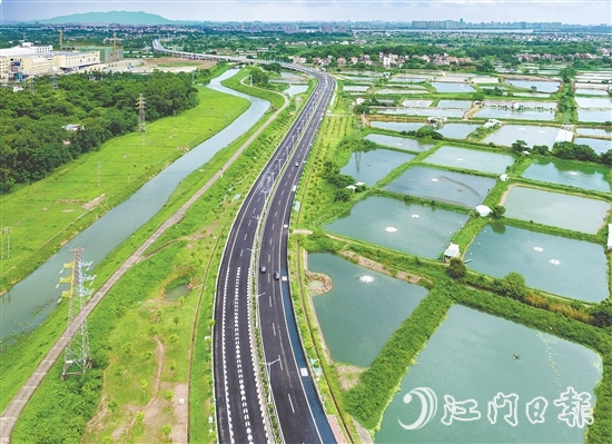 鶴山不斷完善交通路網(wǎng)布局，連接城鄉(xiāng)，推動(dòng)區(qū)域協(xié)調(diào)發(fā)展。