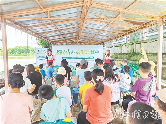 志愿者向親子家庭講解鳥類相關(guān)知識。