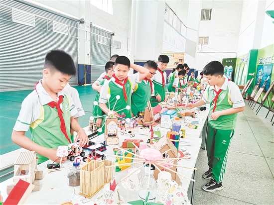 沙坪街道第三小學(xué)打造科創(chuàng)社團(tuán)，開(kāi)展豐富多彩的科創(chuàng)類活動(dòng)，并在日常課堂中融入科創(chuàng)元素。