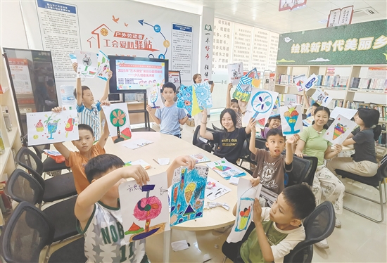 暑假公益培訓(xùn)班為孩子們提供一個(gè)免費(fèi)、優(yōu)質(zhì)的藝術(shù)啟蒙與實(shí)踐平臺(tái)。