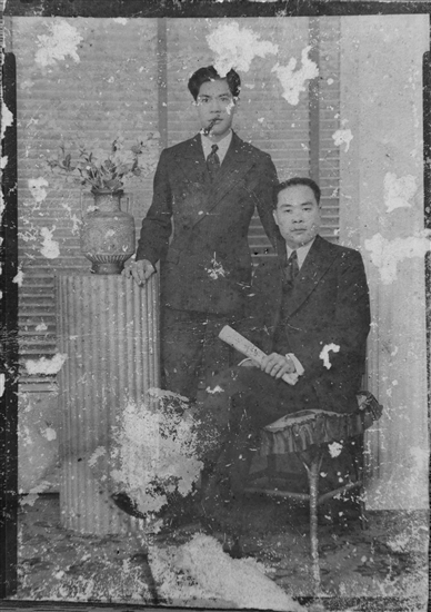 陳炳沛（左）與大哥陳炳璋合影。陳慶偉供圖