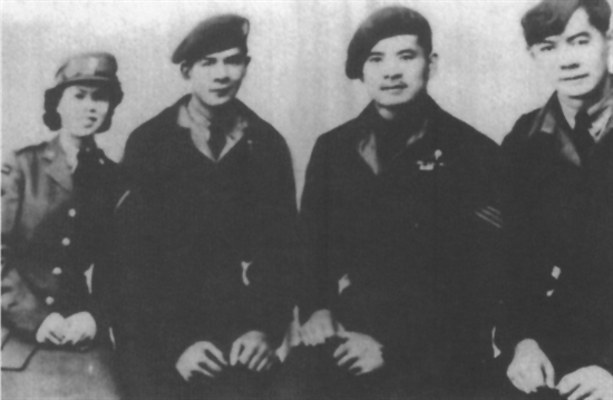 加拿大新會籍華僑高氏兄妹4人參軍并被錄用。