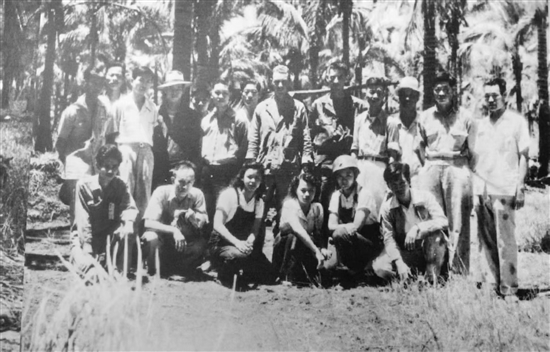 1945年4月30日，菲律賓華僑各界前線慰問團與美軍第十一空運師及“華支”戰(zhàn)士留影。