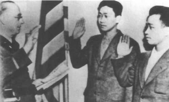 世界反法西斯戰(zhàn)爭期間，共有1.3萬多名華僑華人在美國陸軍服役，占當時美國華僑華人總數(shù)的17%，圖為參軍時的宣誓儀式。