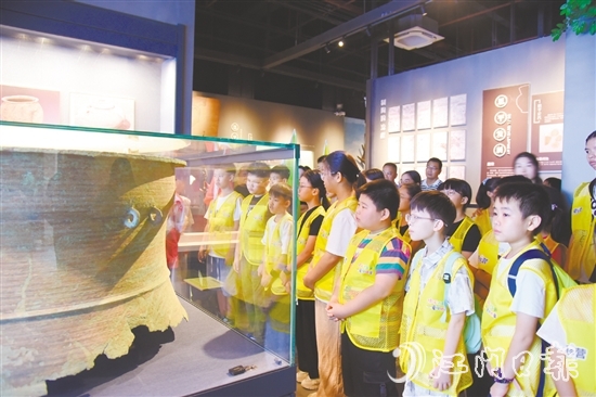 僑童們?cè)诙髌绞胁┪镳^了解恩平悠久厚重的歷史文化。