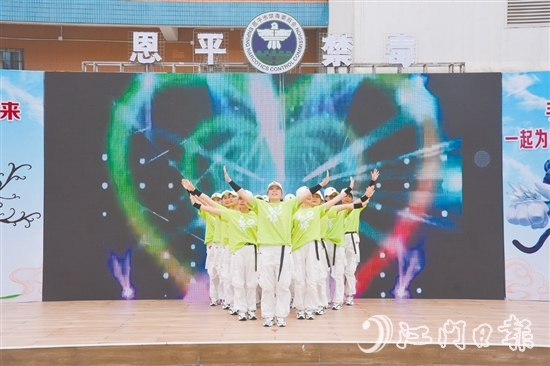 恩平市禁毒部門通過“健身+禁毒”的創(chuàng)新形式，將禁毒宣傳融入健身活動、體育賽事。