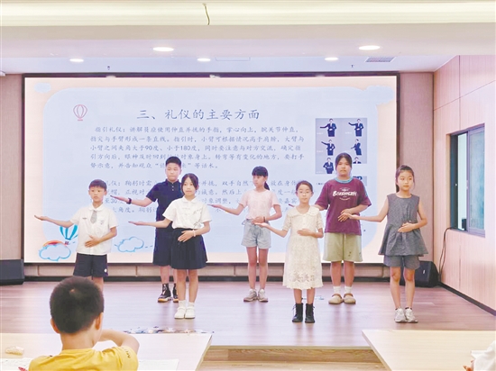 少年文物講解員接受禮儀培訓(xùn)。