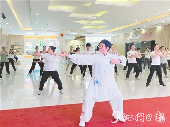 八段錦、健身操、瑜伽等健身課程成為青年的“新寵”。