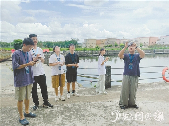 參賽團(tuán)隊(duì)深入田間地頭、古村老巷，與當(dāng)?shù)鼐用窠涣?，進(jìn)一步優(yōu)化和完善各自的規(guī)劃方案。