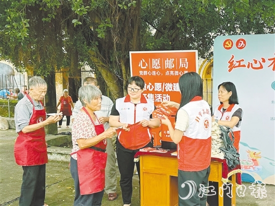 群眾到“心愿郵局”投遞“心愿卡”。