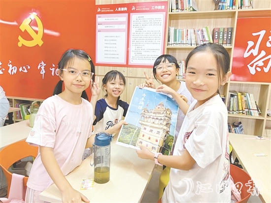 江南街道中沙社區(qū)黨群服務(wù)中心將紅色教育融入夏令營(yíng)活動(dòng)，通過繪畫等活動(dòng)，讓紅色基因浸潤(rùn)童心。