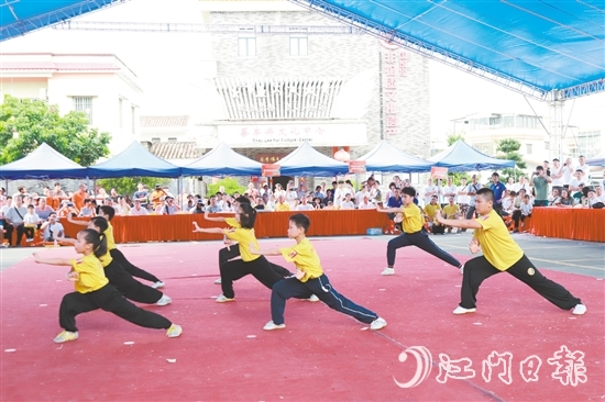 各地武術(shù)會(huì)館蔡李佛弟子上臺(tái)展示武藝，一招一式行云流水。