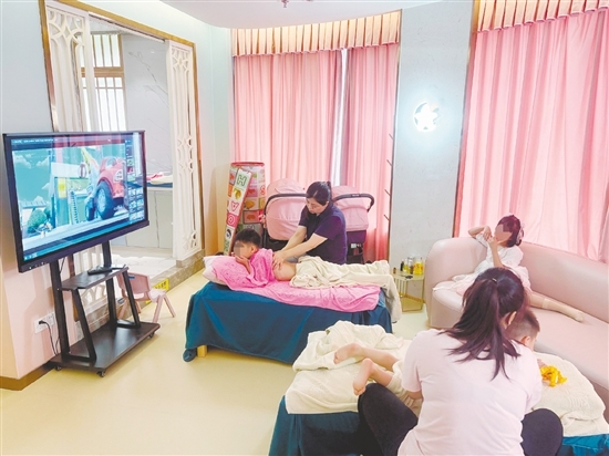 在推拿室里，專業(yè)調(diào)理師為孩子們進(jìn)行推拿。