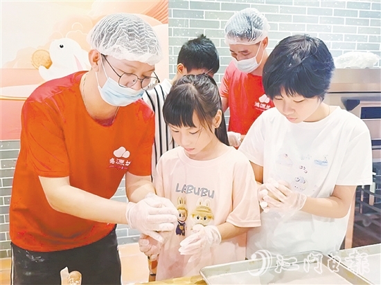 小學(xué)員們在師傅手把手的指導(dǎo)下認(rèn)真學(xué)習(xí)制作冬蓉月餅。